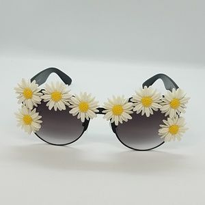 GASOLINE GLAMOUR SWAN RIVER DAISY COCO SUNGLASSES 🌼🌼🌼